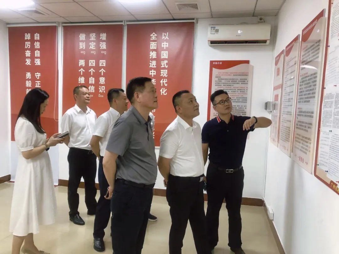 重(zhong)要領(ling)導(dao)考察黨建(jian)工(gong)作(zuò)，公(gōng)司髮(fa)展(zhan)的(de)裏程(cheng)碑